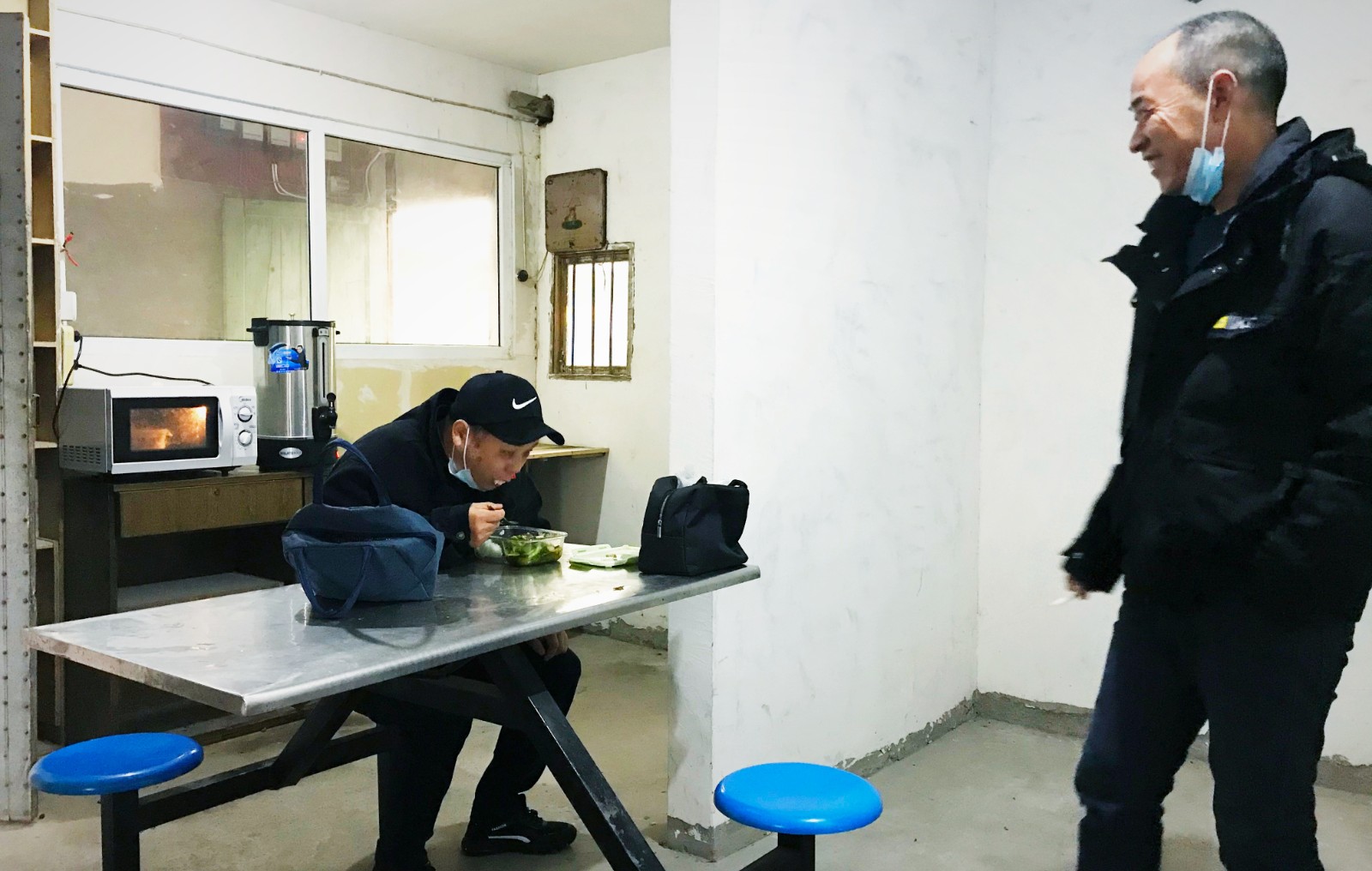 10月份，公司新租建駕駛員休息室之一，駕駛員在休息室內(nèi)愉悅休息與交談.jpg
